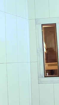 Zwaargeschapen tienerjongen trekt zich af in de sauna