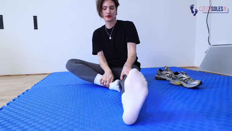 Czech Soles - foot fetish content: Diosa de calcetines blancos en el gimnasio