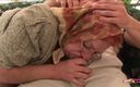 Naughty old women: Reife frau mag es, finger in ihren haarigen biber zu...