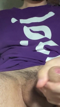 Chico masturbando su gran polla blanca hasta arruinar la carga del orgasmo
