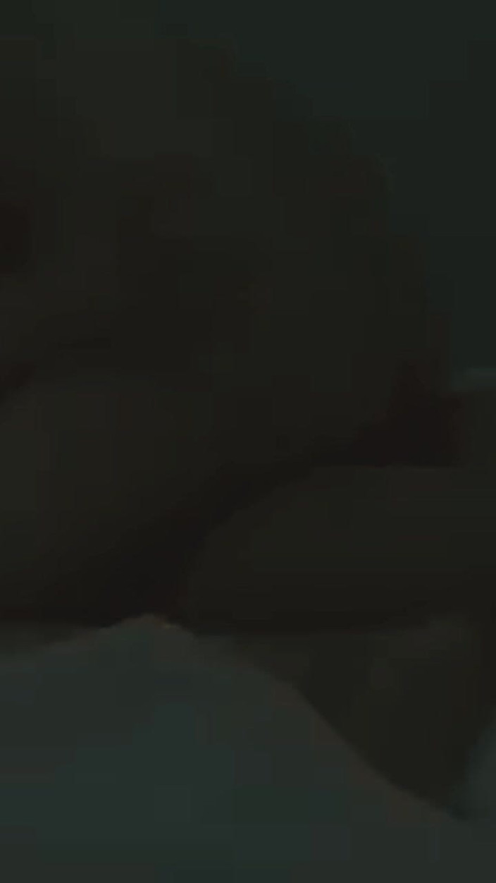 Amazingbeautycum: Šuká sousedova manželka houpe zadkem a její penis stříká sperma...