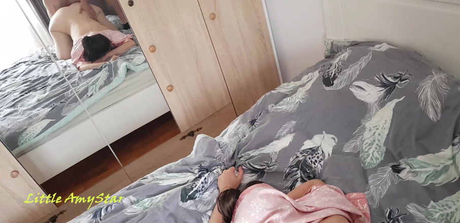 Kveta Czech: 깊게 뚫리는 추억을 사랑하는 귀엽고 환영하는 소녀