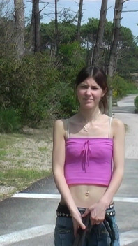 Bella bruna di 18 anni mostra il suo peloso in spiaggia