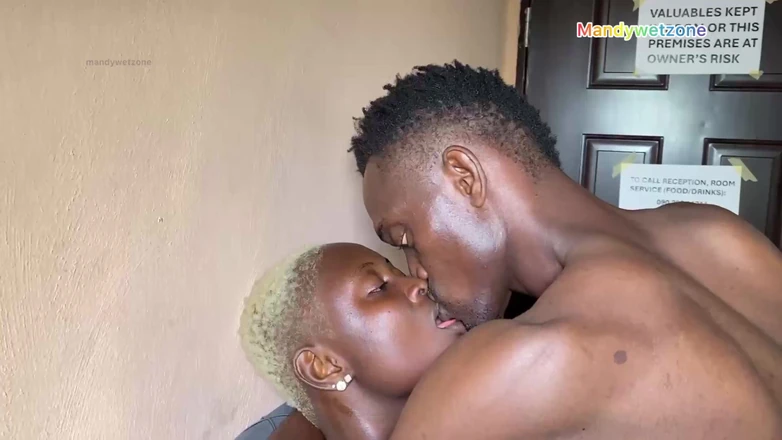 Mandy wet zone: L-am sunat pe tipul de la hotel care era la...