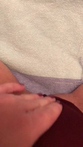 Elianna: मेरी जी-स्ट्रिंग में फुहार