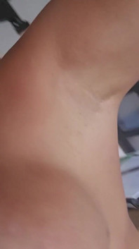 Una calda milf latina cavalca con un plug anale