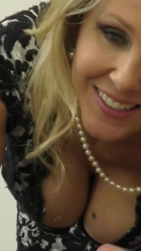 Rubia zorra eyaculando en sus tetas