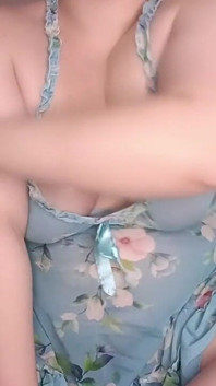 La bbw si masturba da sola con le tette morbide