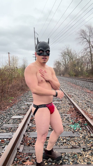 Barenakedmuscles: In de regen doordrenkte Aziatische spiergod in jockstrap stuitert Pecs,...