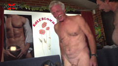 XBANGING: Çıplak sikiş: Geri çekme çünkü Carmen içine geldiğini hissetmek istiyor.