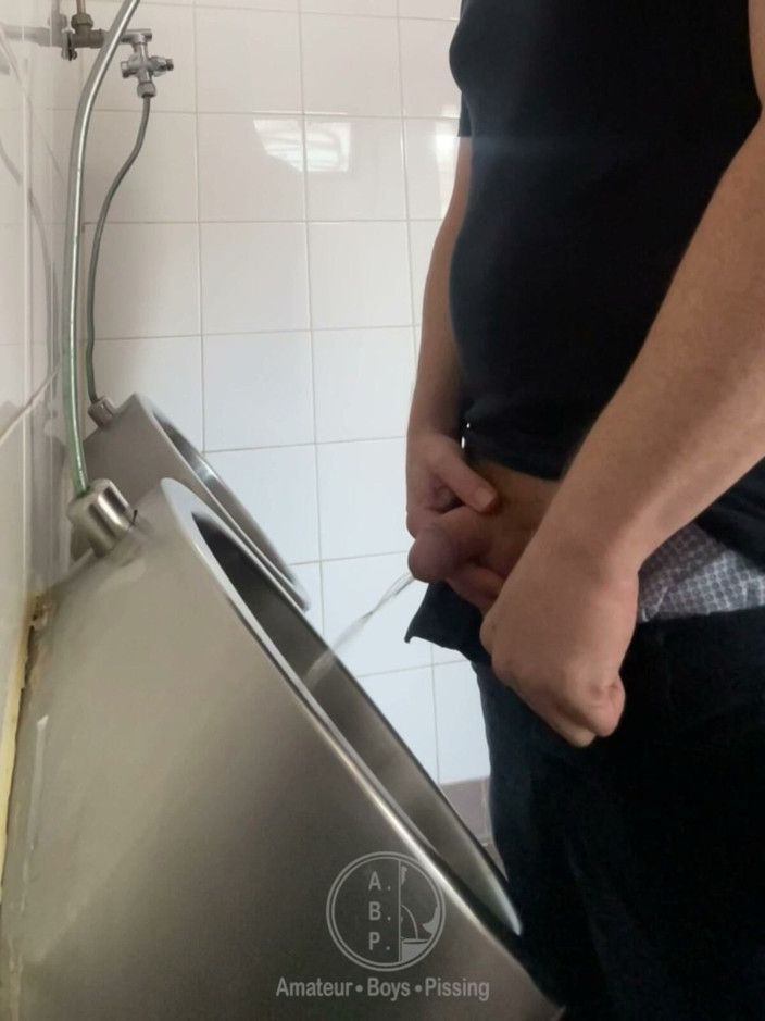 AmateurBoysPissing: Xem trên một chàng trai tóc đỏ trong nhà vệ sinh