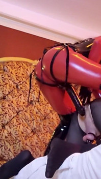 Aziatische dominatrix vastpinnen slaaf