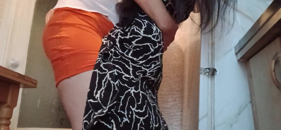 Lesbian-candys: Меня быстро трахнула моя домина милфа-босс на общей офисной кухне