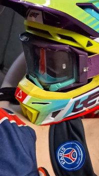 Ha succhiato dolcemente il mio ragazzo mentre indossava il suo attrezzatura da moto