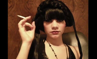 Femdom Austria: สาวงามหรูหราจุดบุหรี่สูบ