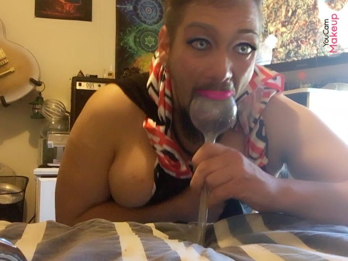 King Of Crossdress: 후장 벌리기 입 빨기