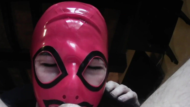 LauraOnHeels: MILF muy buena metiendo una polla grande en la boca