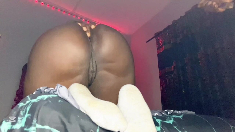 Nastyblackmama: 在我发现他是大黑屌后，我的继兄弟深喉了我，所以我问他能否在我扩张时帮助用精液填满我的菊花