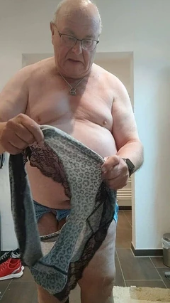 Posieren im sexy leopardenslip