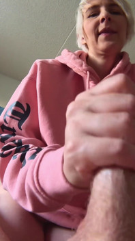 Selbstgedrehter pOV-handjob mit sperma im gesicht!