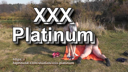 XXX-Platinum: Paar sonnen sich nackt in der nähe des flusses