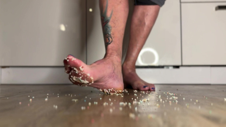 NaomiPerv: Naomiperv Crushing Dan Stomping Food Dengan Kasut Tumit dan TapakNya