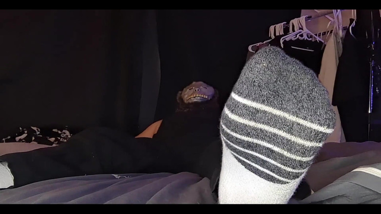 WolfgangWhite: Dominazione di scarpe e calze di scary bunny