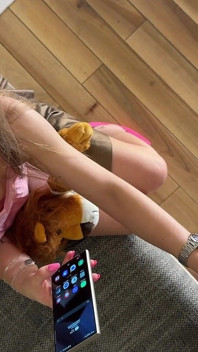 Une secrétaire blonde mince et sexy fait jouir son patron à grosse bite sur ses mains puis elle joue avec une éjaculation