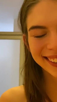 18 ani Angel Bella Tornado adoră să sugă pula (vedere la persoana 1)