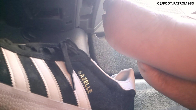 Foot Patrol: Pasager desculță cu degetele albastre se joacă cu picioarele în timp...