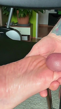 La mia sorellastra con delle belle suole feticismo del piede grande sborrata sui piedi