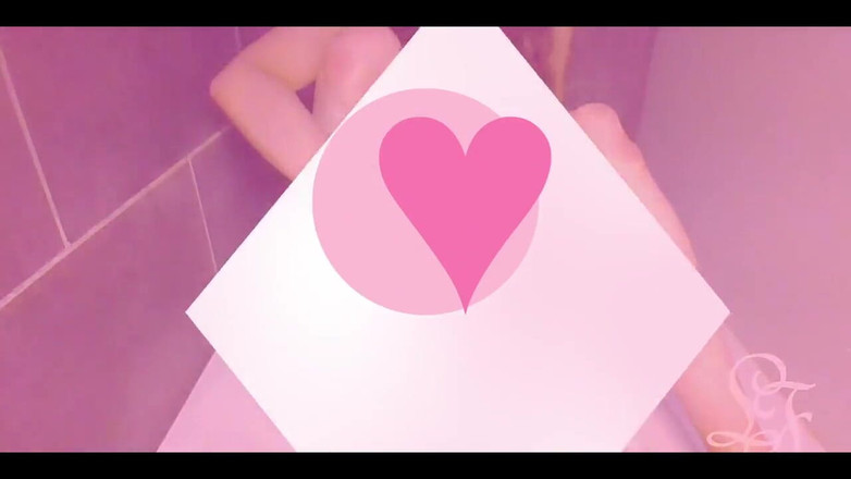 Lina Free: Enchendo minha bunda com brinquedos de chuveiro e gozando!