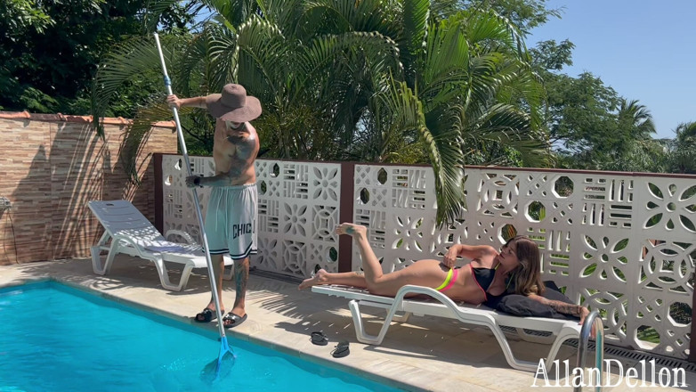 AllanDellon: Glücklicher pool-Reiniger war gut am Pool mit sehr heißem berühmten...