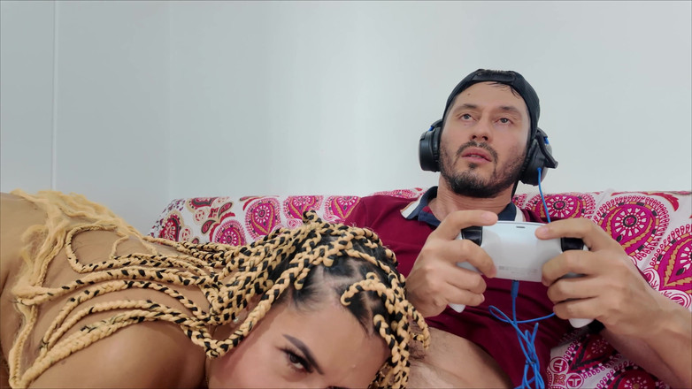Lalucero: Я Трахаюсь Со Своим Геймером Rommate, Играя В Fornite