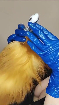 Un officier en latex baise son prisonnier en latex avec un gode ceinture