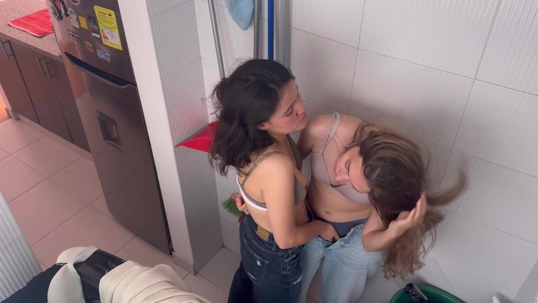 scarlettandc: 女同性恋者在衣服室做爱