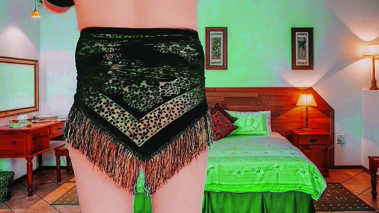 Kitty_Cross: Hravý Femboy nakukuje zezadu krajkovou oponu