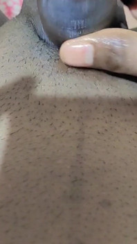 Pequeno pênis mole e mijando