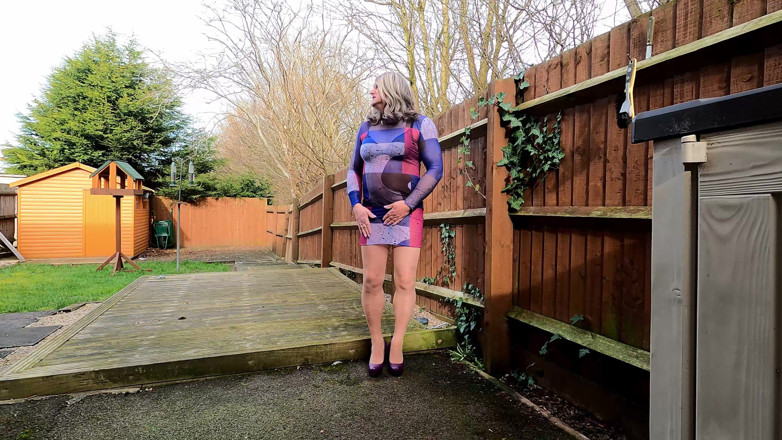 Kelly cd: Crossdresser amatur Kelly Cd dalam pakaian berbilang berwarna