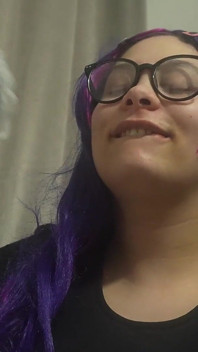 Starnutendo dalle mie mutandine usate ma mi fa solo bagnare