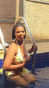 Sie masturbiert ihre muschi im schwimmbad