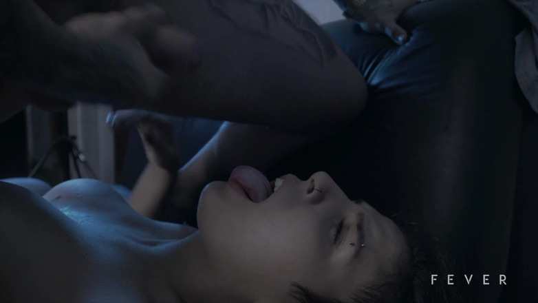 Fever Films: Fată excitată călărind pe pula iubitului după muncă