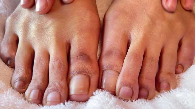 Viva Athena: Ruka a toe fetiš