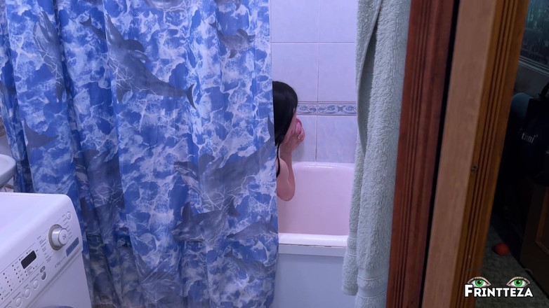 Frintteza: 継息子がシャワー中の継母をこっそり見ている、継母がチンコをしゃぶる
