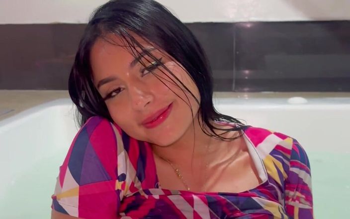 Thalia and Felipe: ¿Quieres estar conmigo aquí en el jacuzzi?
