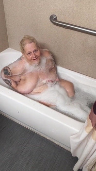 Une bulleuse coquine se fait baiser dans la baignoire, elle se caresse la chatte