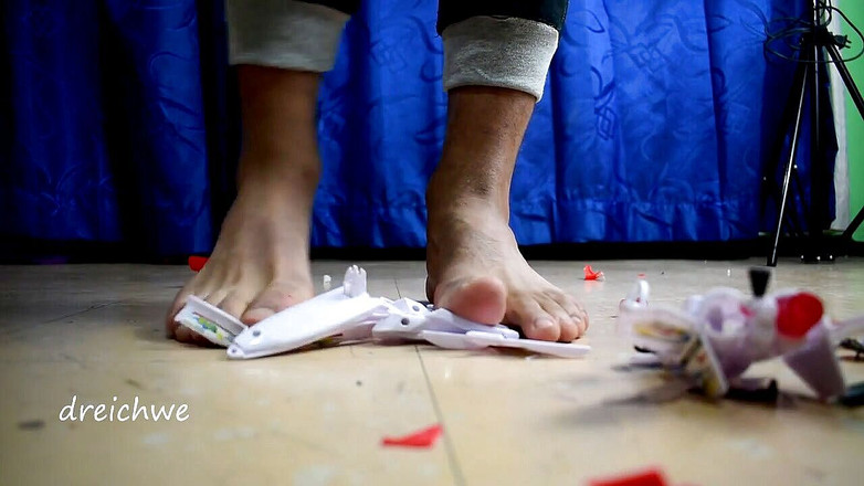 Dreichwe: Förstör stor bil med leksaksflygplan