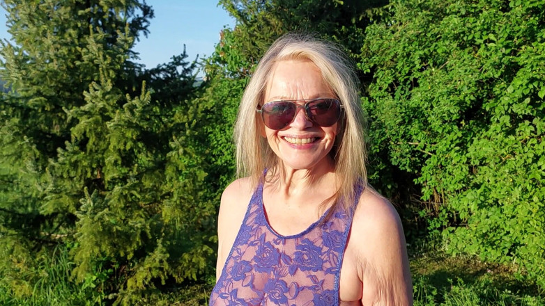 martinawest: Babička se prochází zahradou v průhledném overalu