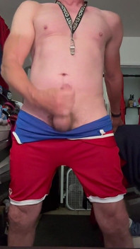 Jockdad87 эякулирует в своём борцовском костюме.