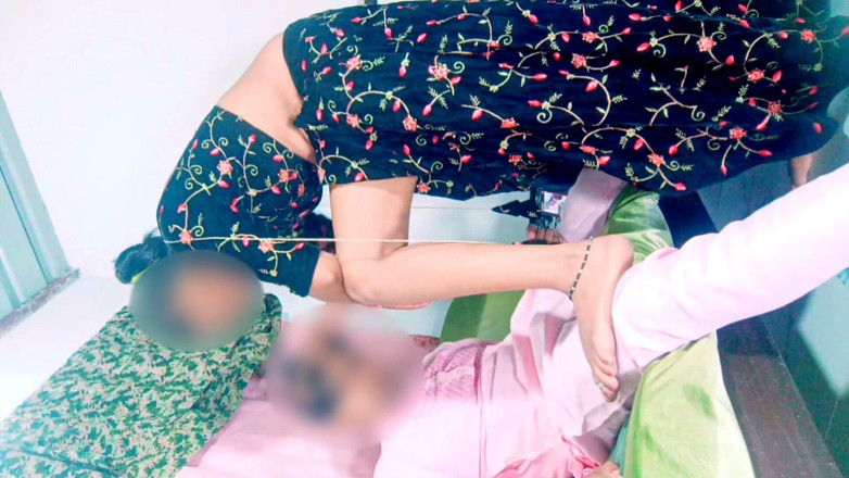 Rakul008: Bhabhi Aproching menunjukkan pepek untuk menggoda dan menampar ke dalam...